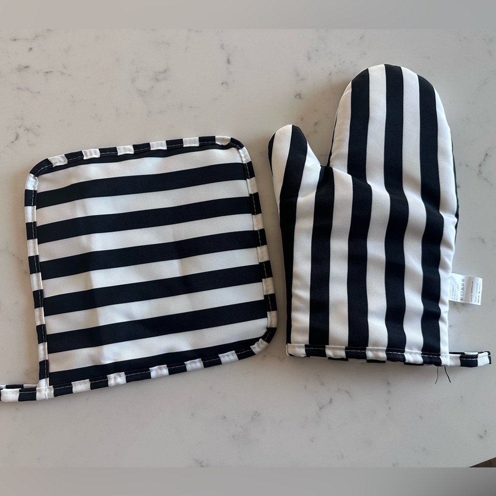Striped Black and White Oven Mitt and Pot Holder Set
